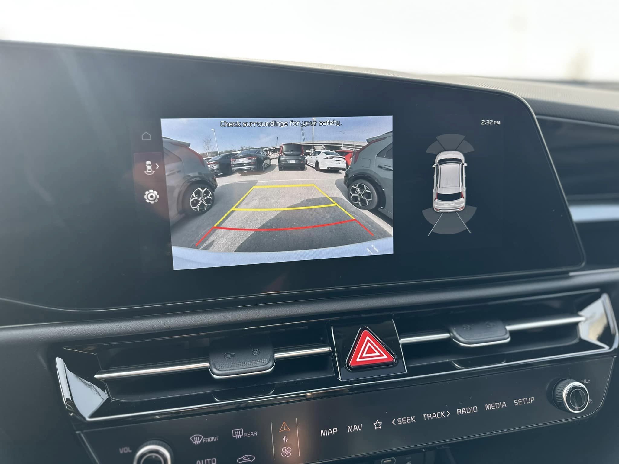 2023 Kia Niro - Snow White Pearl - Wave Trim - Back Up Camera in Action