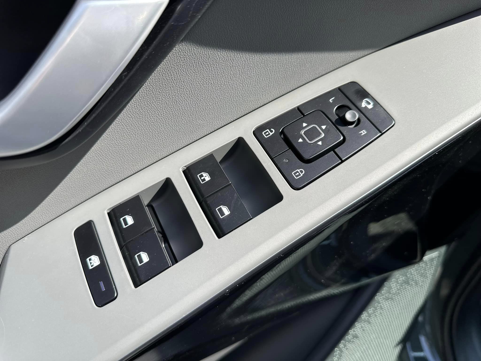 2023 Kia Niro HEV Hybrid - Cityscape Green - EX Touring Trim - Driver Door Controls