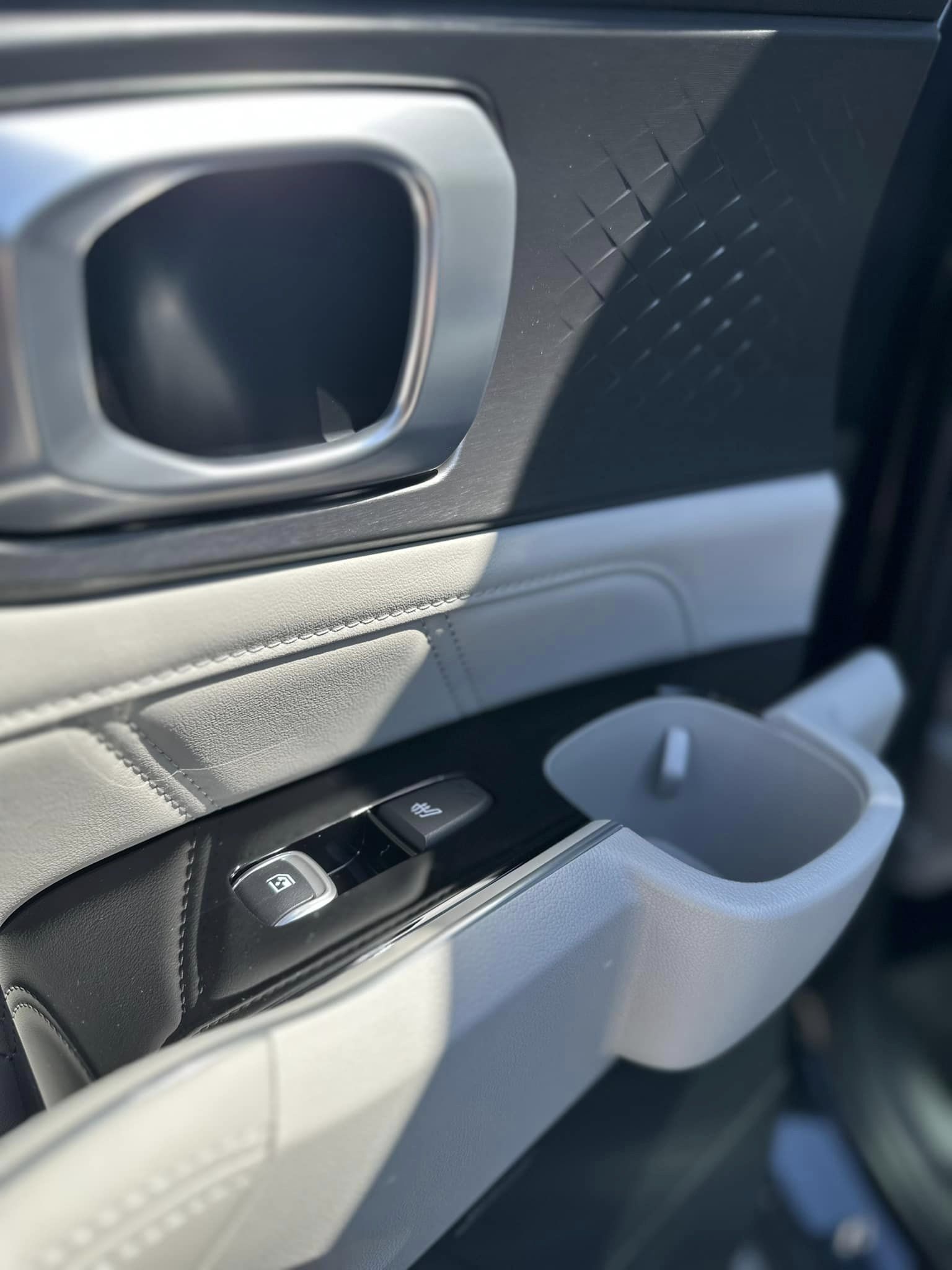 2023 Kia Sportage - Gravity Blue - HEV Hybrid SX Prestige Trim - Passenger Heated Seat & Cup Holder