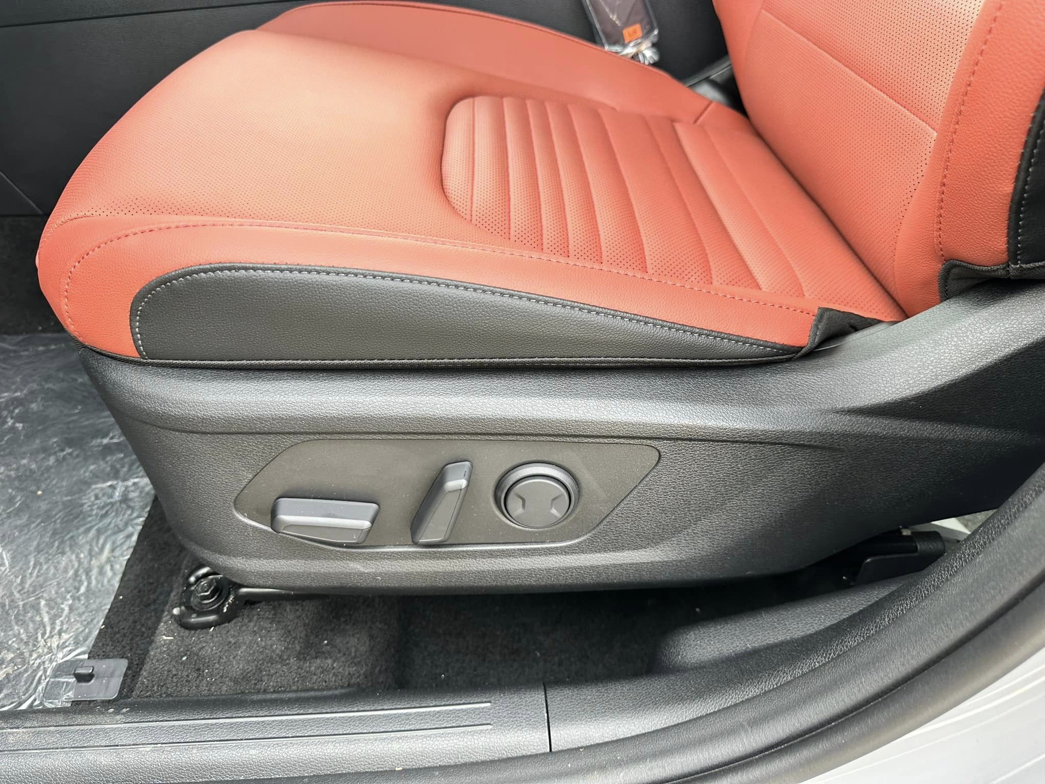 2024 Kia Sportage - Wolf Gray/Carmine Red Interior - SX Prestige Trim - Driver Seat Controls