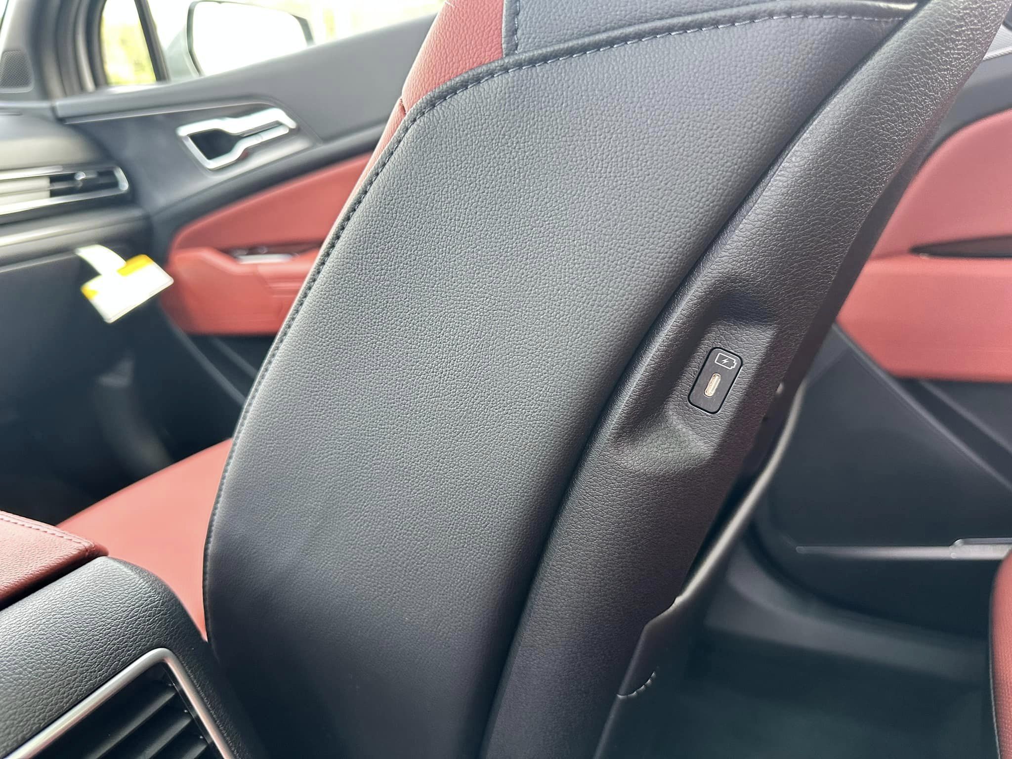 2024 Kia Sportage - Wolf Gray/Carmine Red Interior - SX Prestige Trim - Rear USB C Charging Ports