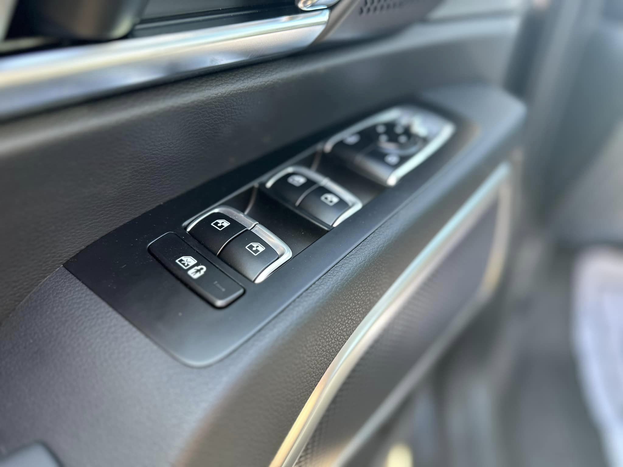 2023 Kia Telluride - EX Trim - Gravity Gray - Driver's Door Controls