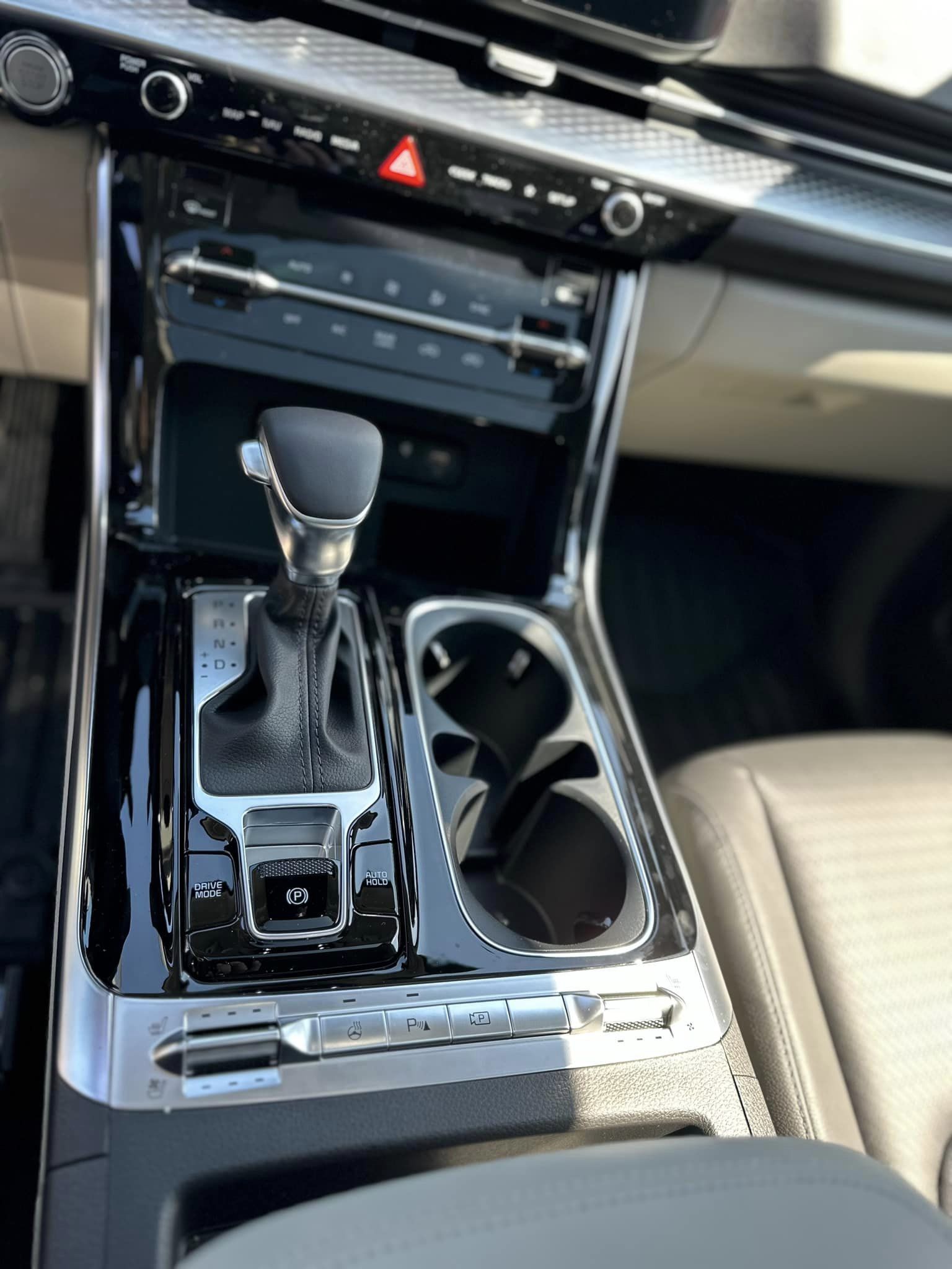 2023 Kia Carnival - Ceramic Gray - SX Prestige Trim - Center Console