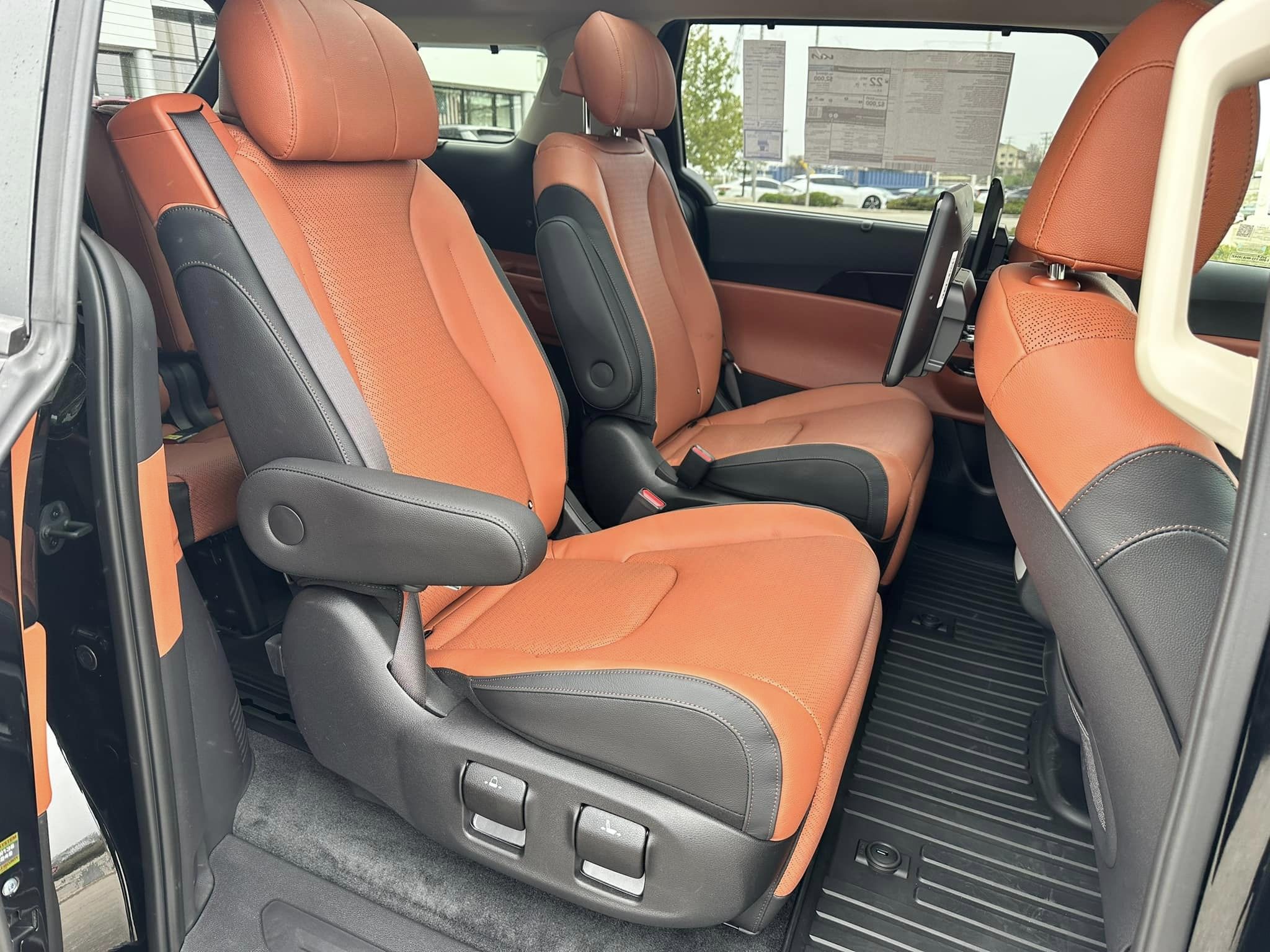 2023 Kia Carnival - Aurora Black Pearl - SX Prestige Trim - Second Row VIP Lounge Seats