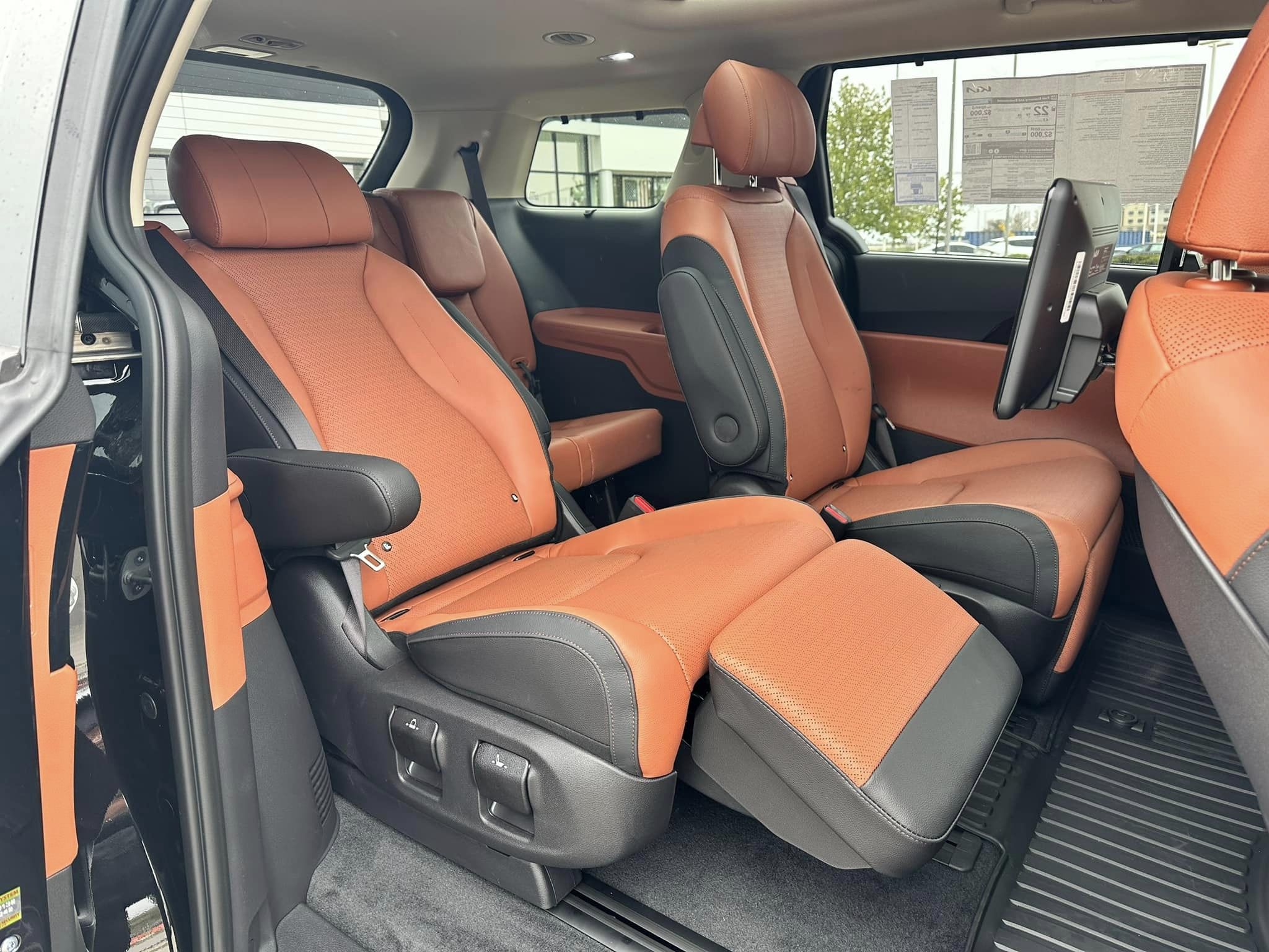 2023 Kia Carnival - Aurora Black Pearl - SX Prestige Trim - 2nd Row VIP Lounge Seats w/ Comfort Headrest & Leg Extension
