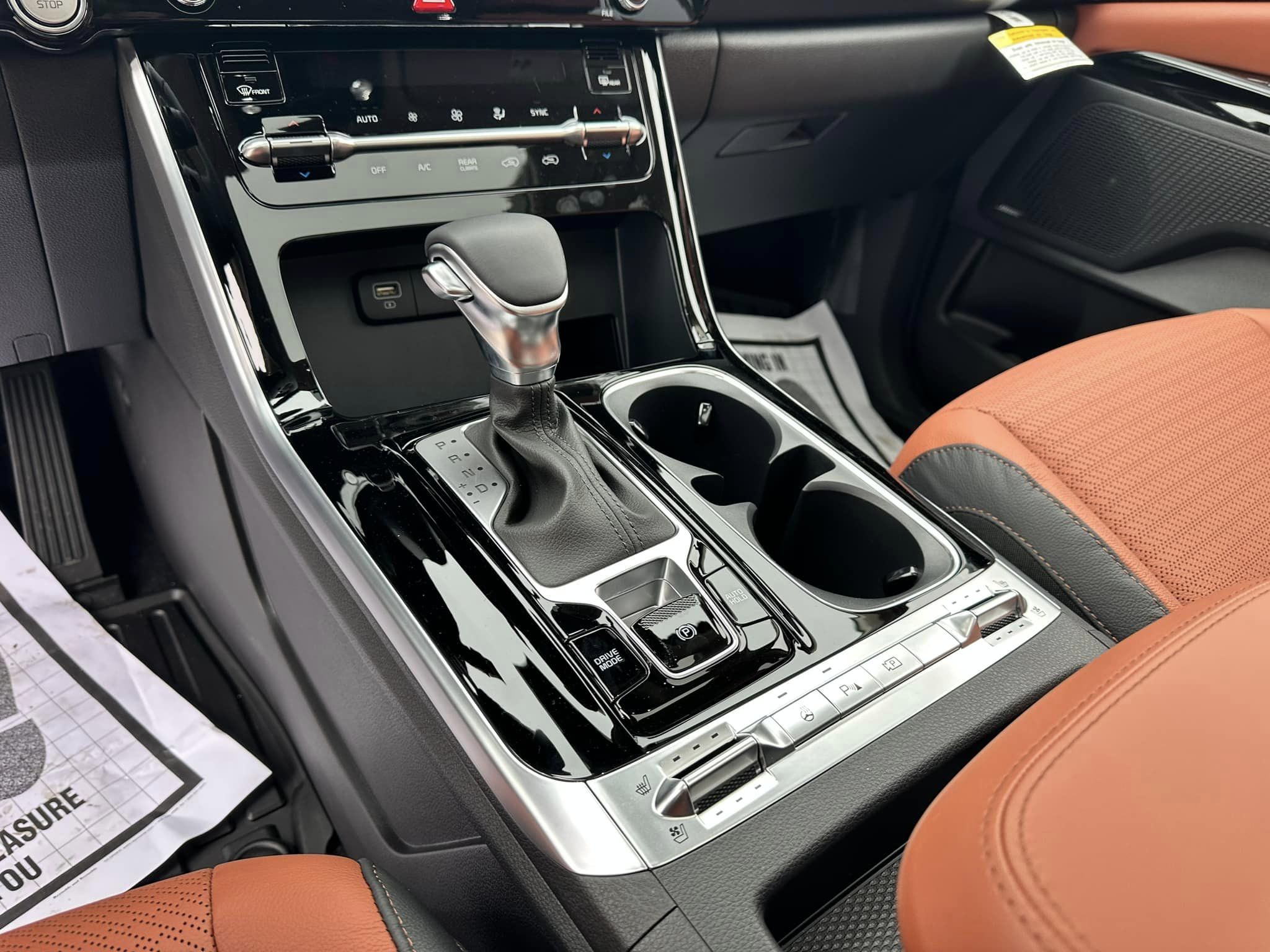 2023 Kia Carnival - Aurora Black Pearl - SX Prestige Trim - Center Console