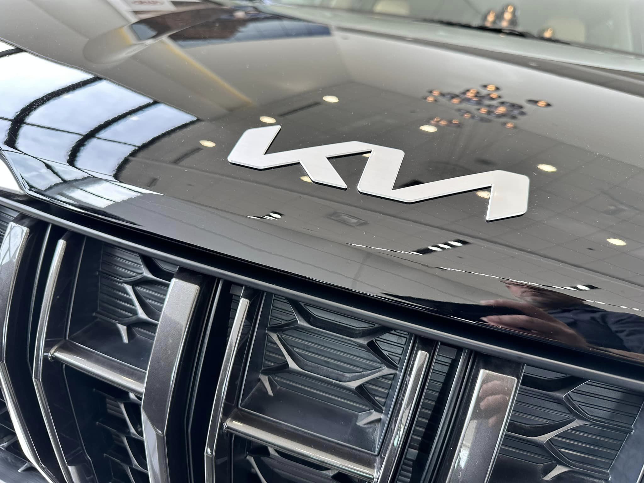 2024 Kia Carnival -  Aurora Black Pearl - LX Seat Package - 