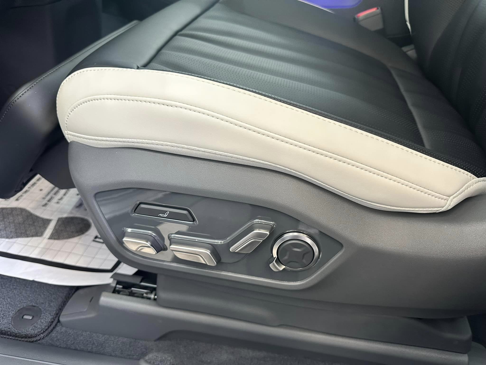 2024 Kia EV9 - Ivory Silver/Gray Interior - GT-Line Trim - 