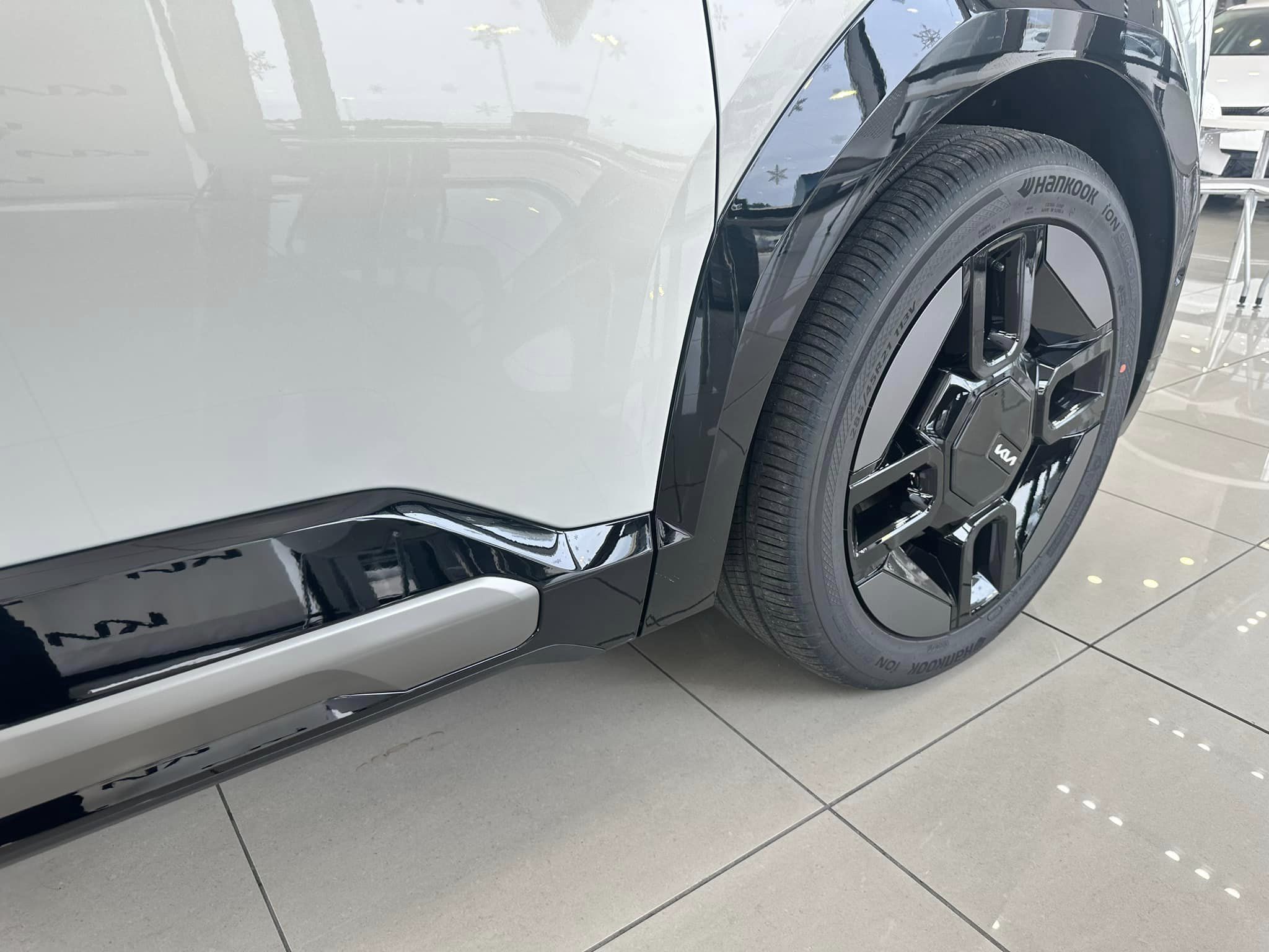 2024 Kia EV9 - Ivory Silver/Gray Interior - GT-Line Trim - 