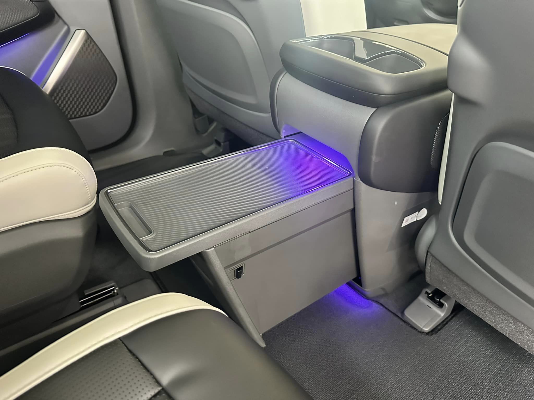 2024 Kia EV9 - Ivory Silver/Gray Interior - GT-Line Trim - 