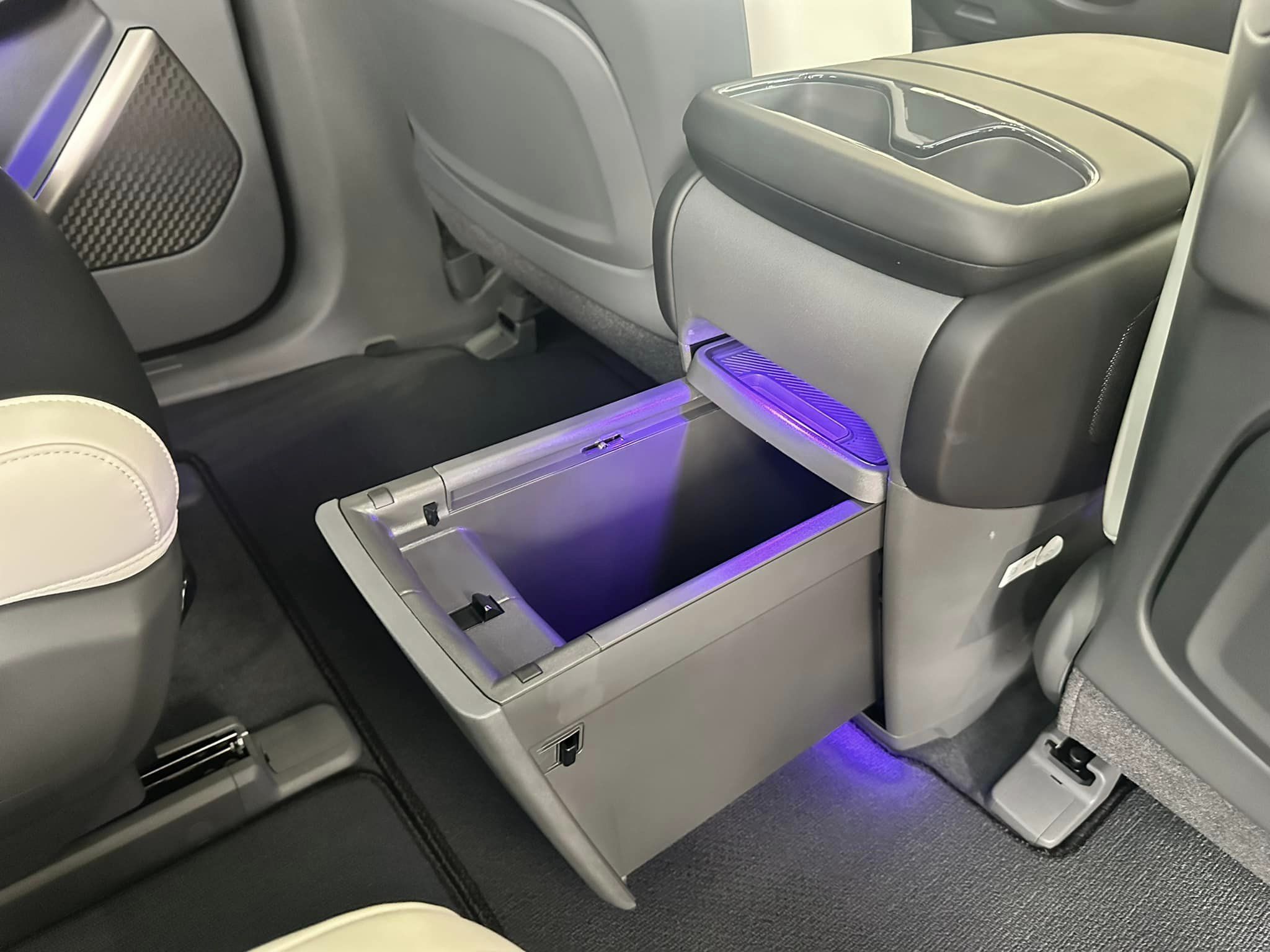 2024 Kia EV9 - Ivory Silver/Gray Interior - GT-Line Trim - 