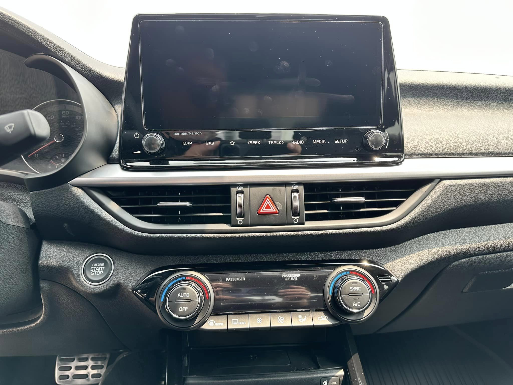 2023 Kia Forte - Auoroa Black - GT-Line Trim - Center Dash View