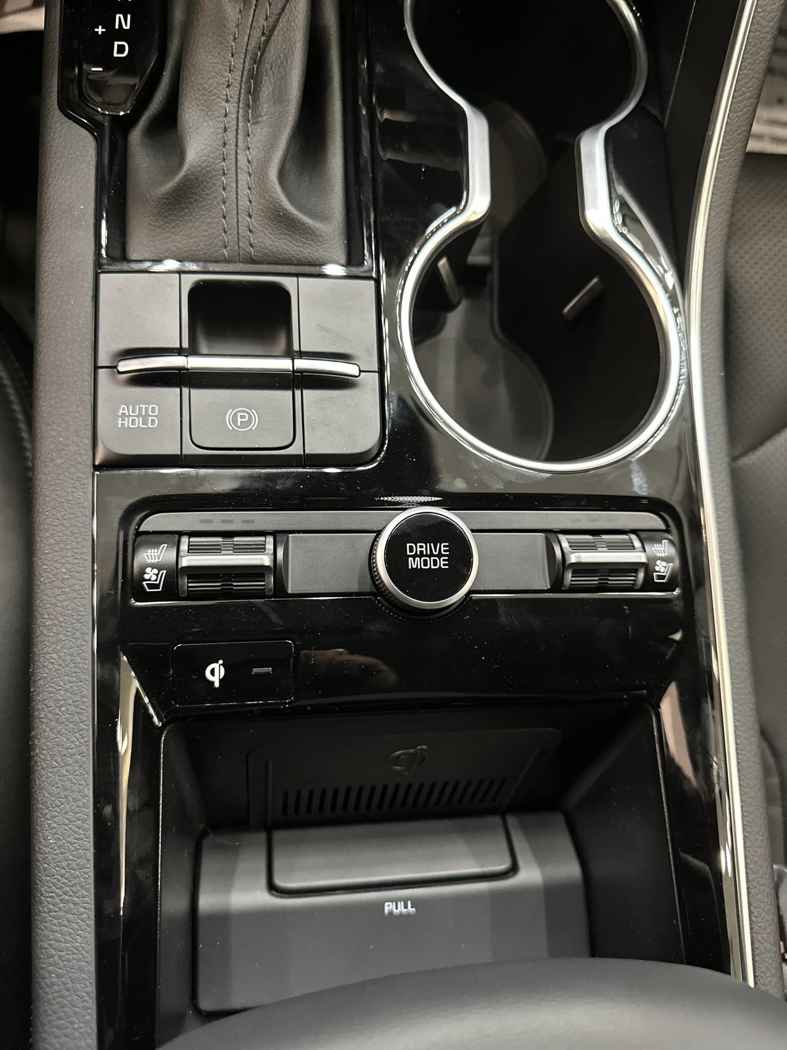 2023 Kia K5 - Glacial White Pearl - Center Console