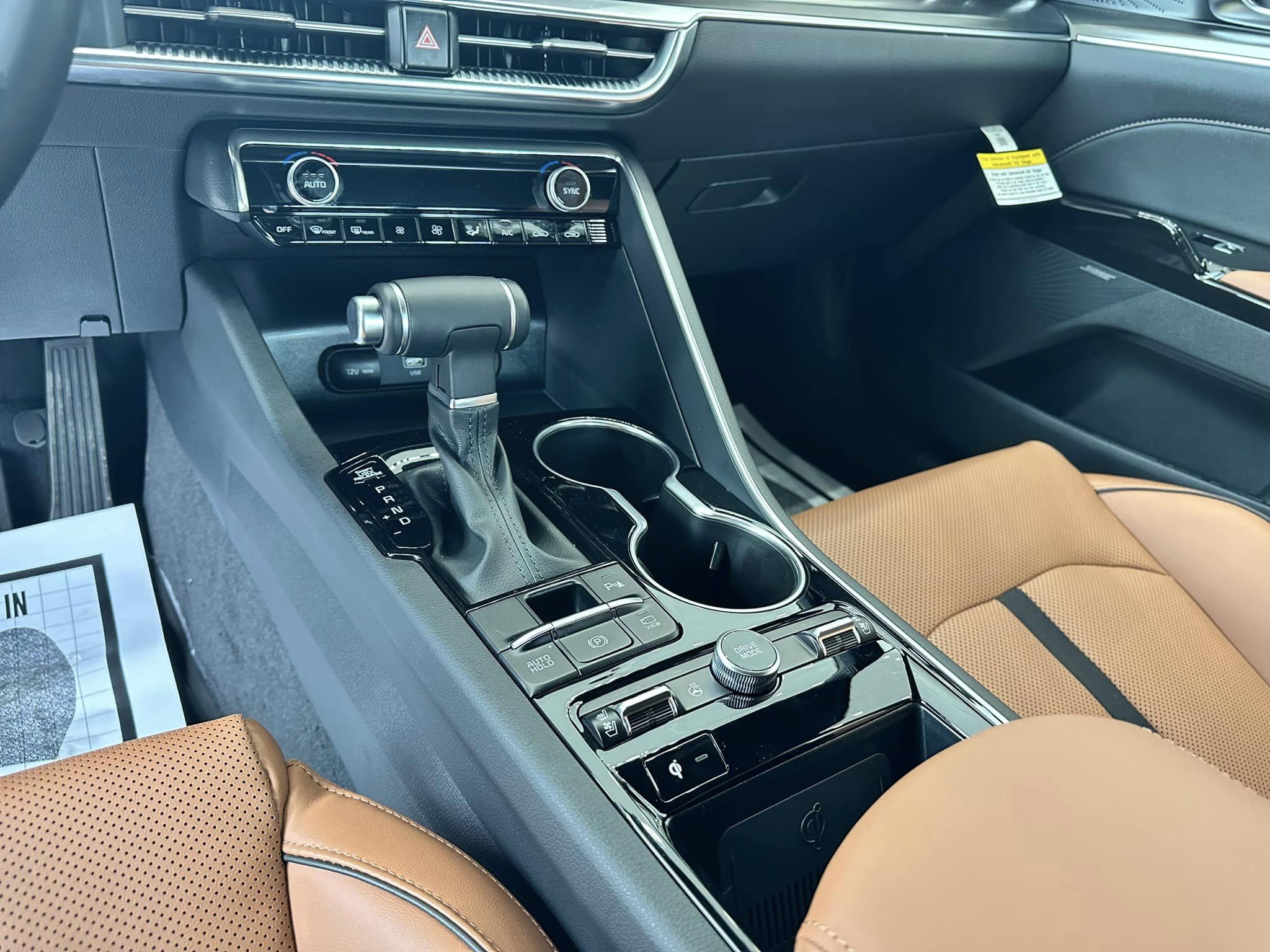 2023 Kia K5 - Saphire Blue GT FWD - Center Console