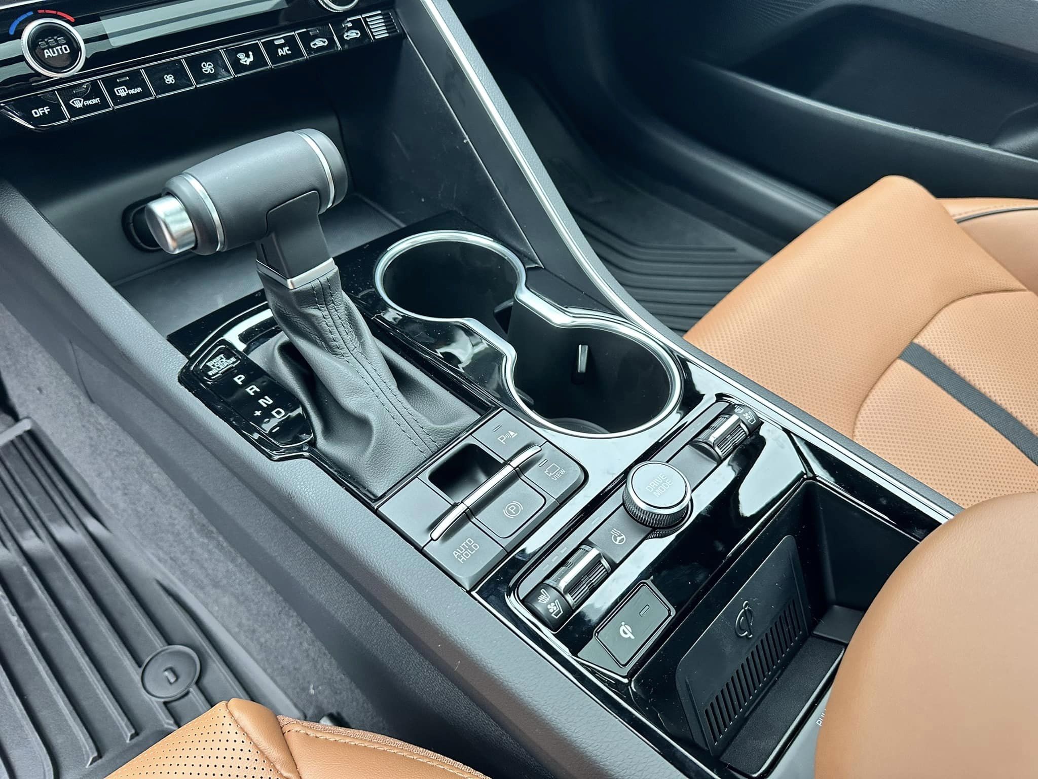 2024 Kia K5 - Ebony Black GT FWD - Center Console