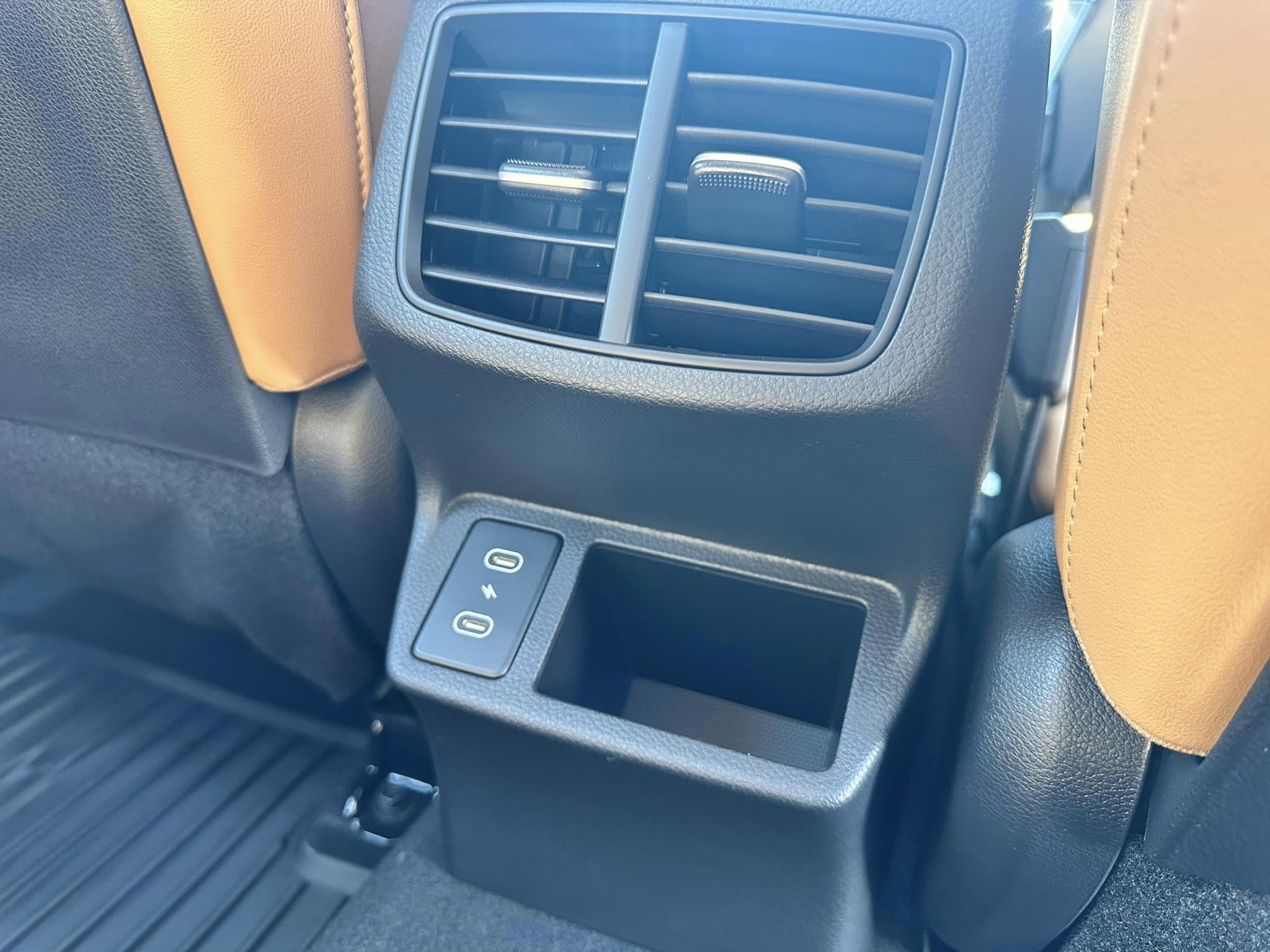 2024 Kia Seltos - Dark Ocean Blue/Gentle Brown - EX Trim - Passenger Rear Console