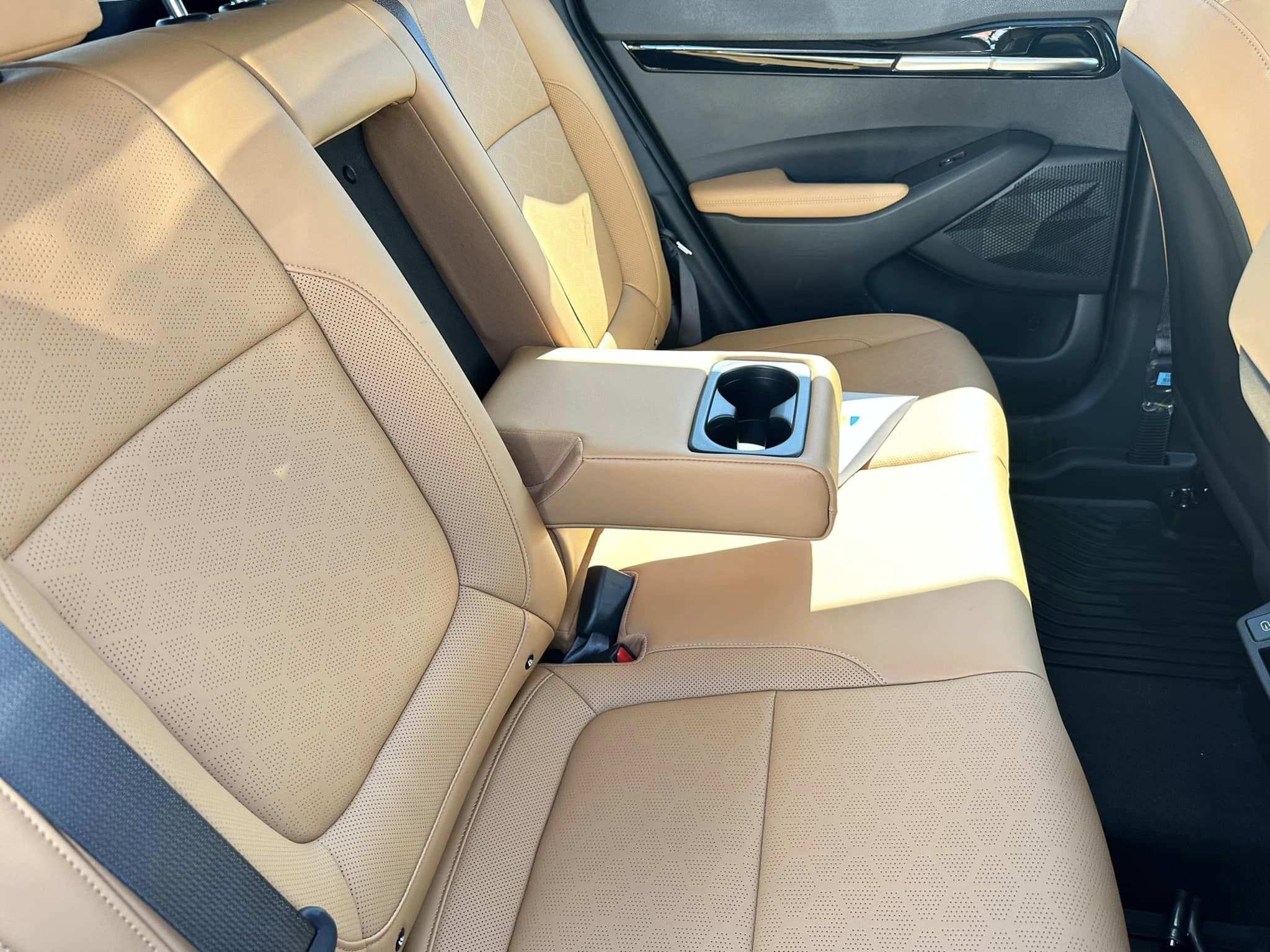 2024 Kia Seltos - Dark Ocean Blue/Gentle Brown - EX Trim - Passenger Compartment Arm Rest Down