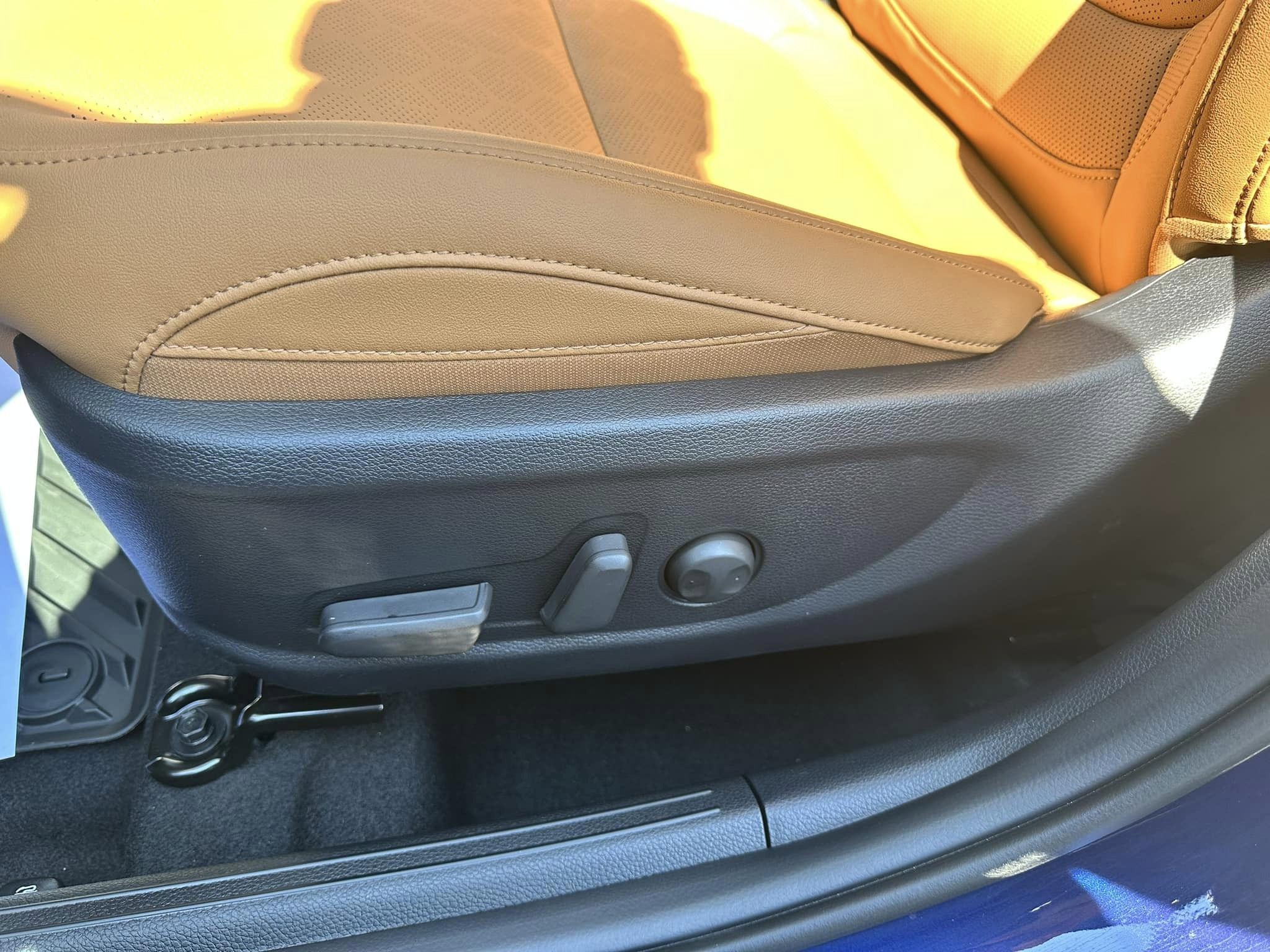 2024 Kia Seltos - Dark Ocean Blue/Gentle Brown - EX Trim - Driver Seat Controls