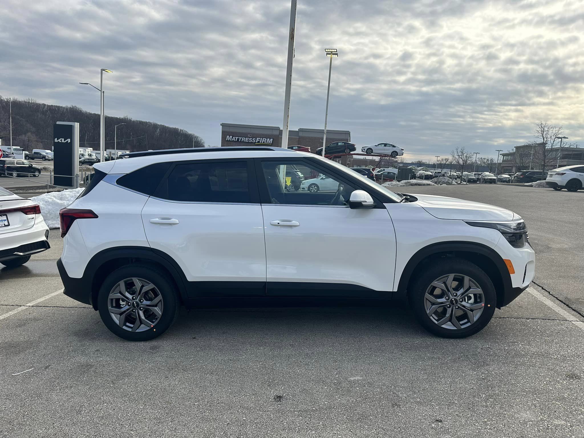 2024 Kia Seltos - Snow White Pearl - S Trim - 
