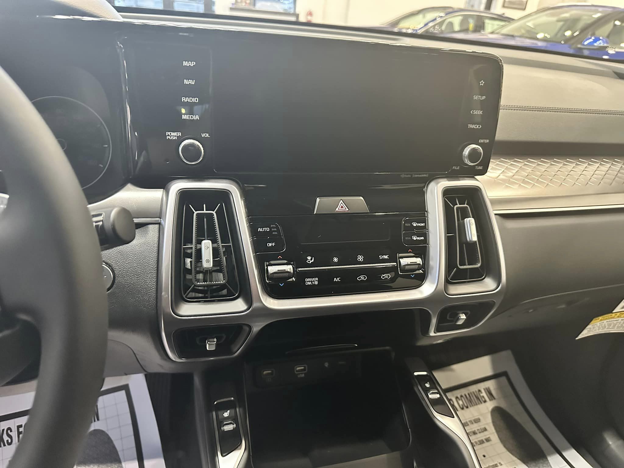 2023 Kia Sportage - Platinum Graphite - HEV Hybrid EX AWD Trim - Center Dash