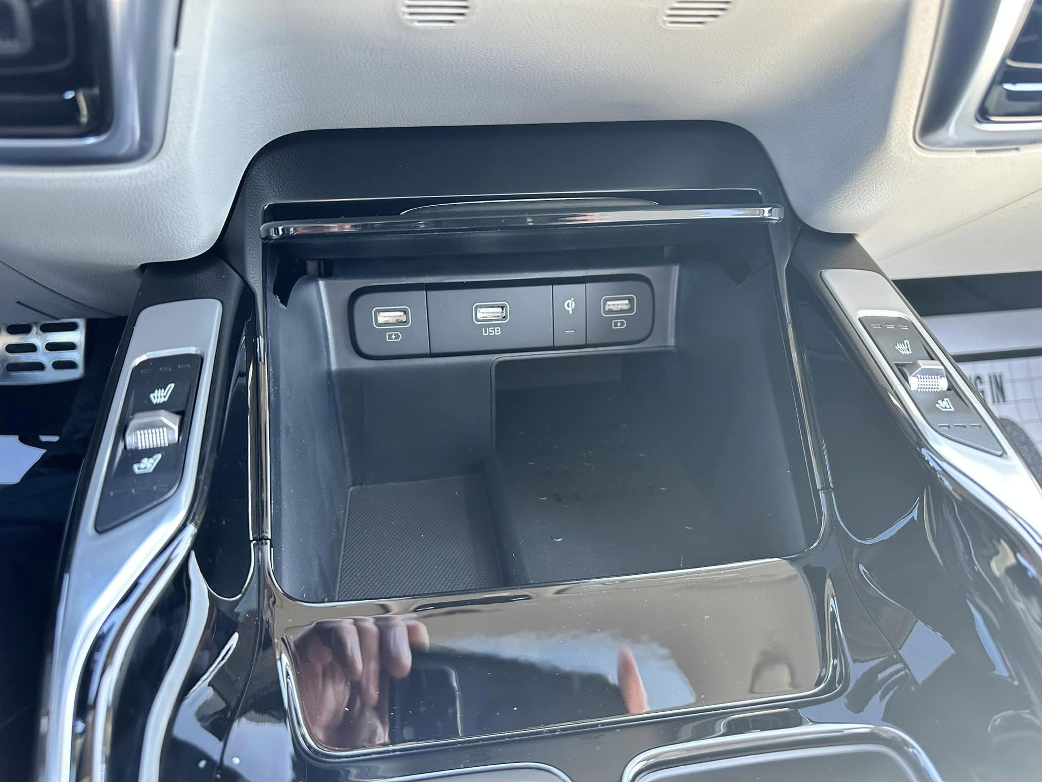 2023 Kia Sportage - Gravity Blue - HEV Hybrid SX Prestige Trim - Center Console