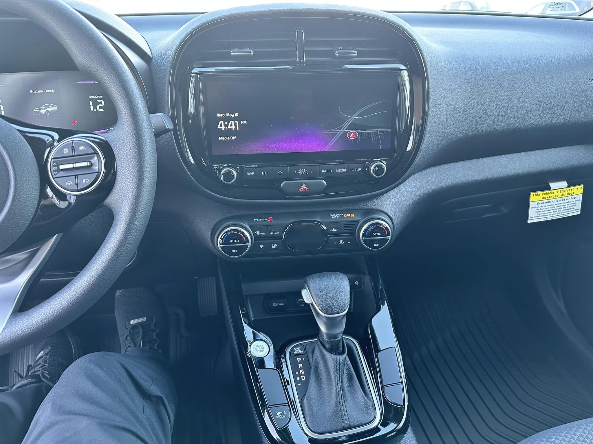 2023 Kia Soul - Clear White w/Black Roof - S Trim - Center Console