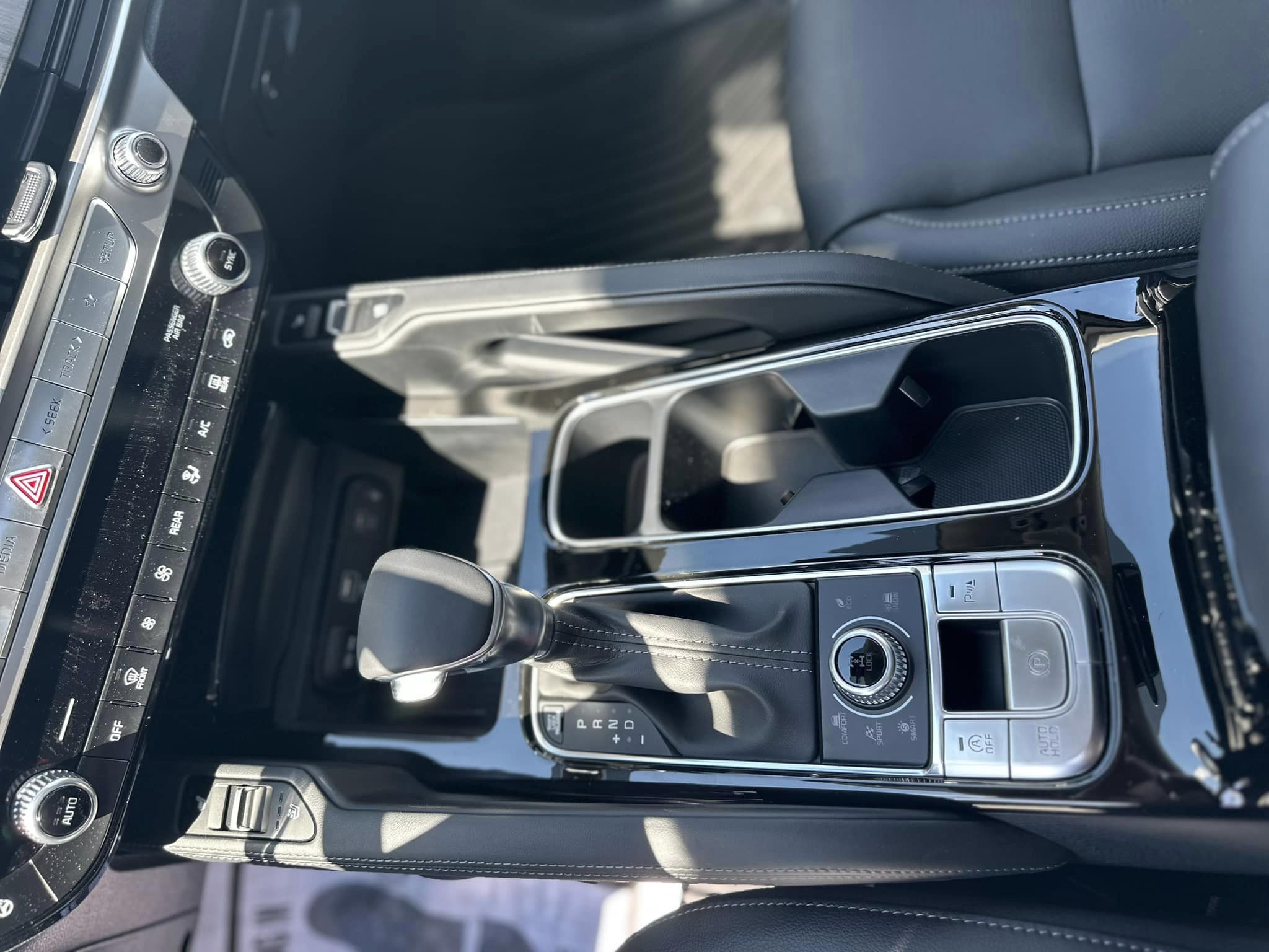 2023 Kia Telluride - EX Trim - Gravity Gray - Center Console