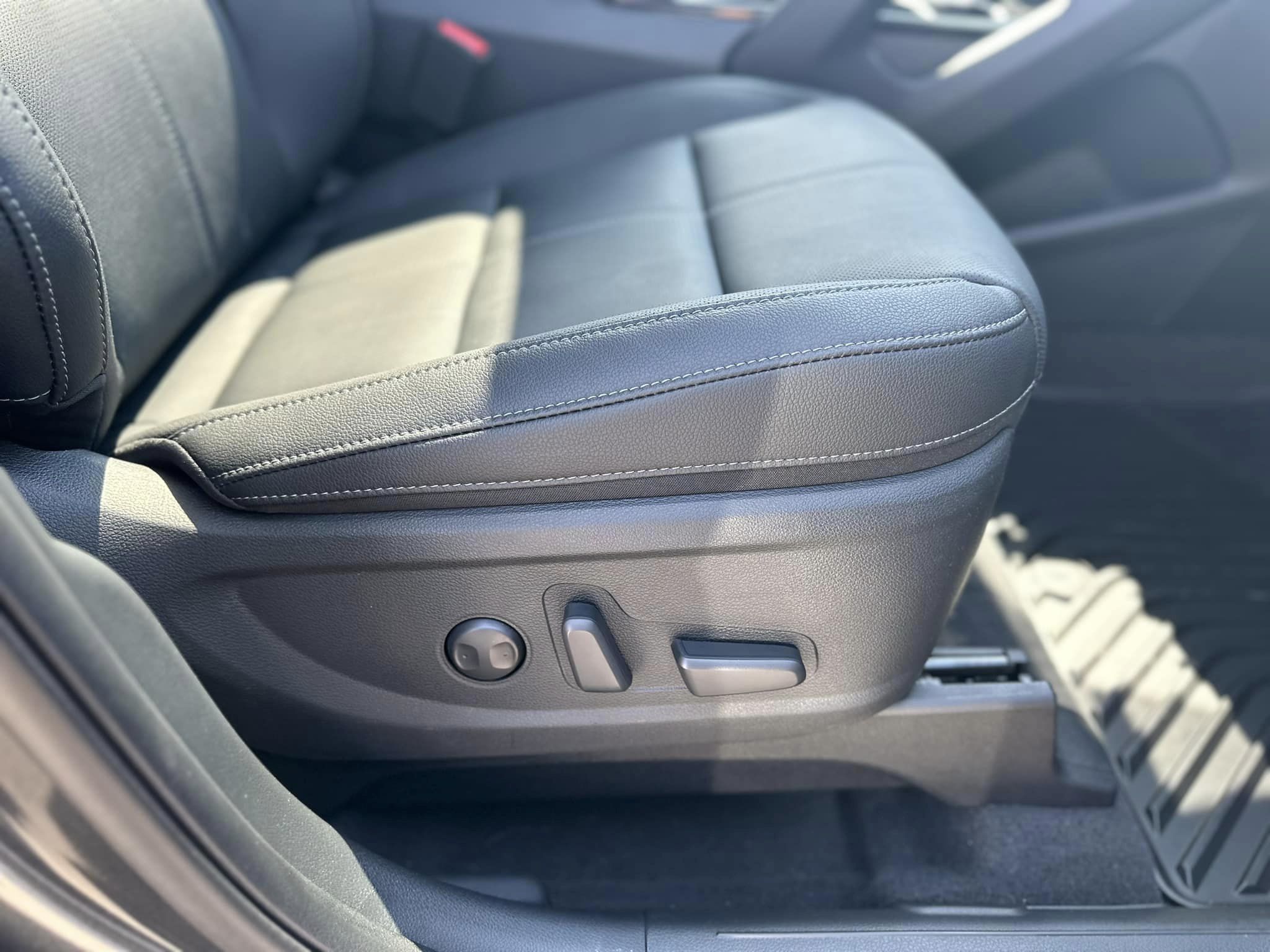 2023 Kia Telluride - EX Trim - Gravity Gray - Passenger Power Seat Controls