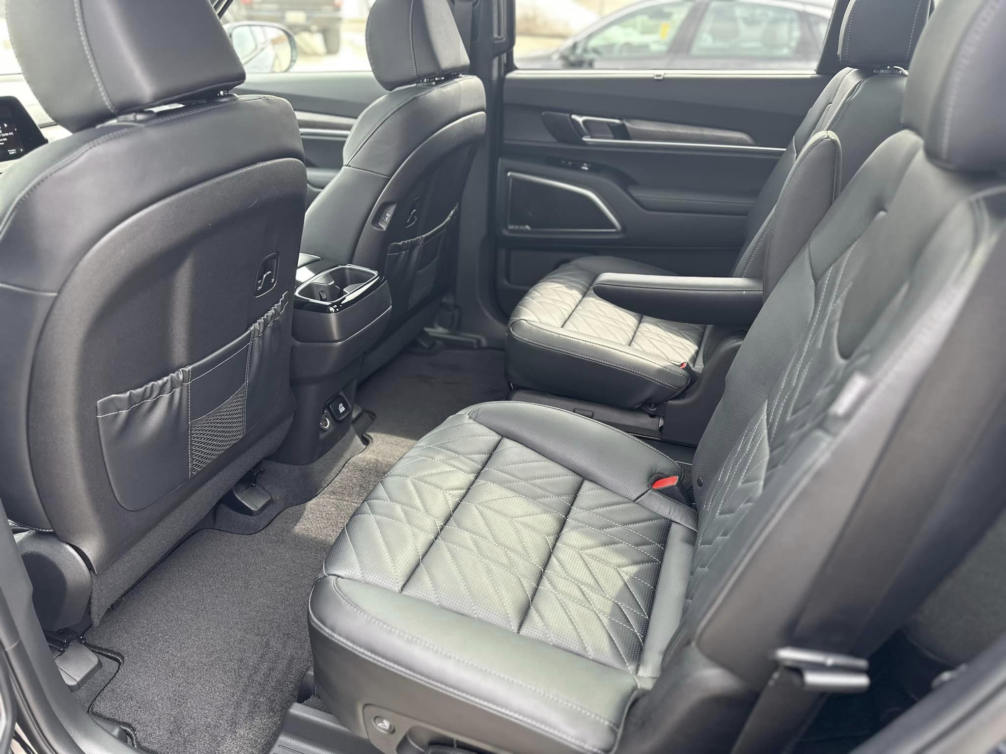 2023 Kia Telluride - SX Prestige X-Pro Trim - 2nd Row Captain Chairs