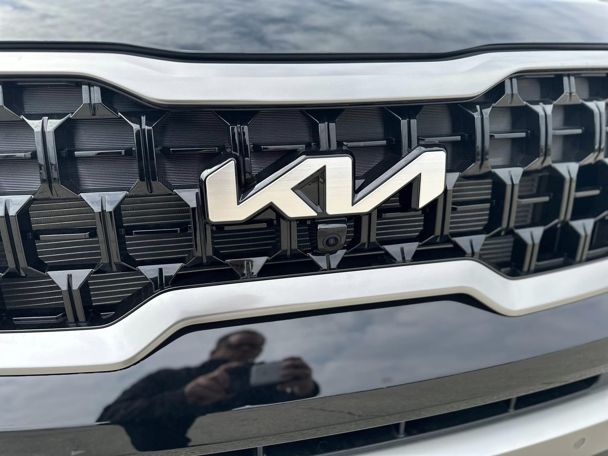 2023 Kia Telluride - SX Prestige X-Pro Trim - Grill Logo Close Up